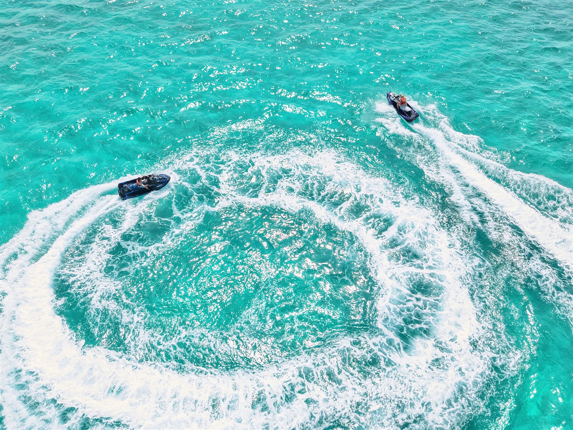 Clientes disfrutando una salida en jet ski en Cancun