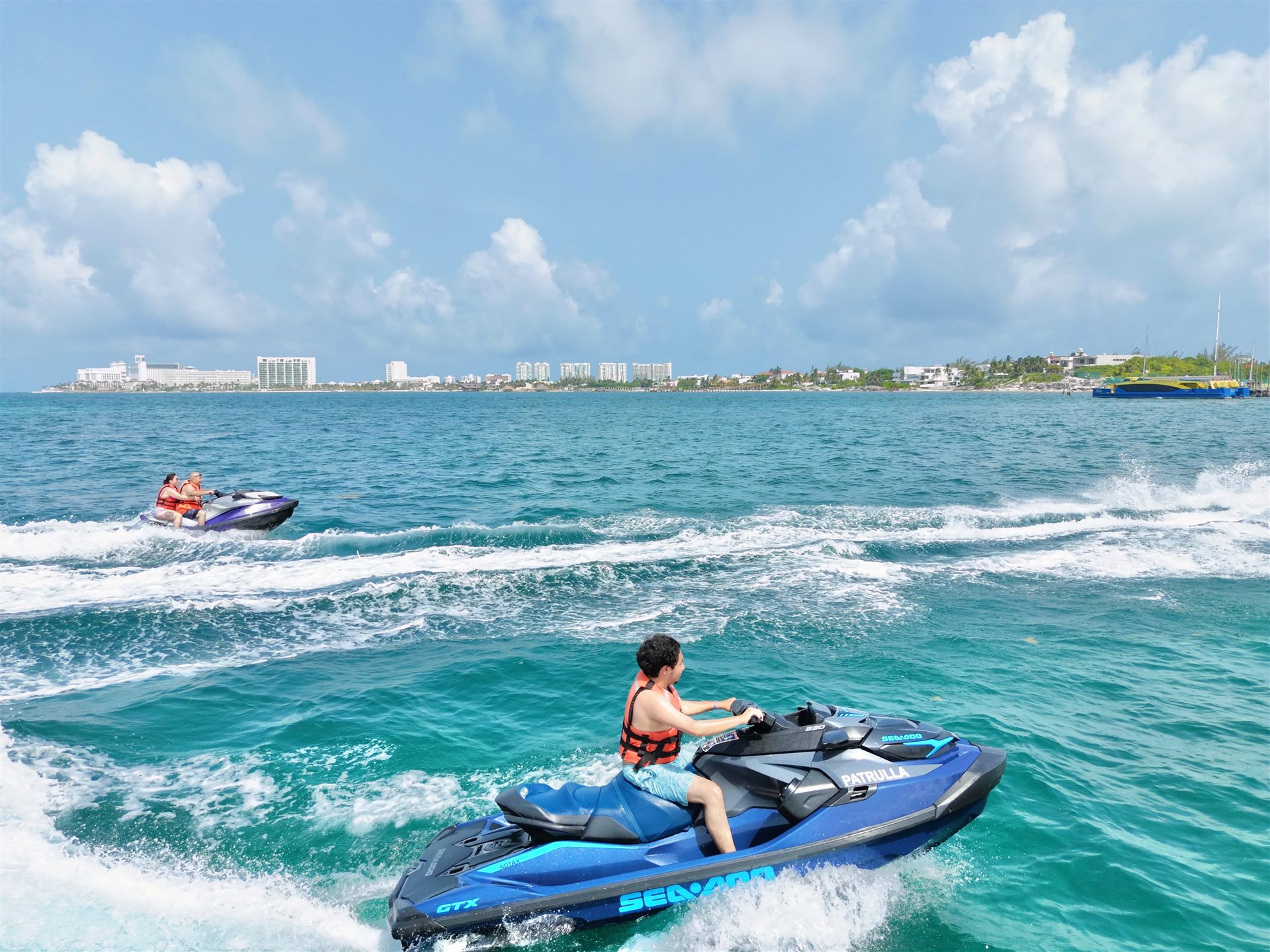 Recorrido en jet ski sobre aguas turquesa