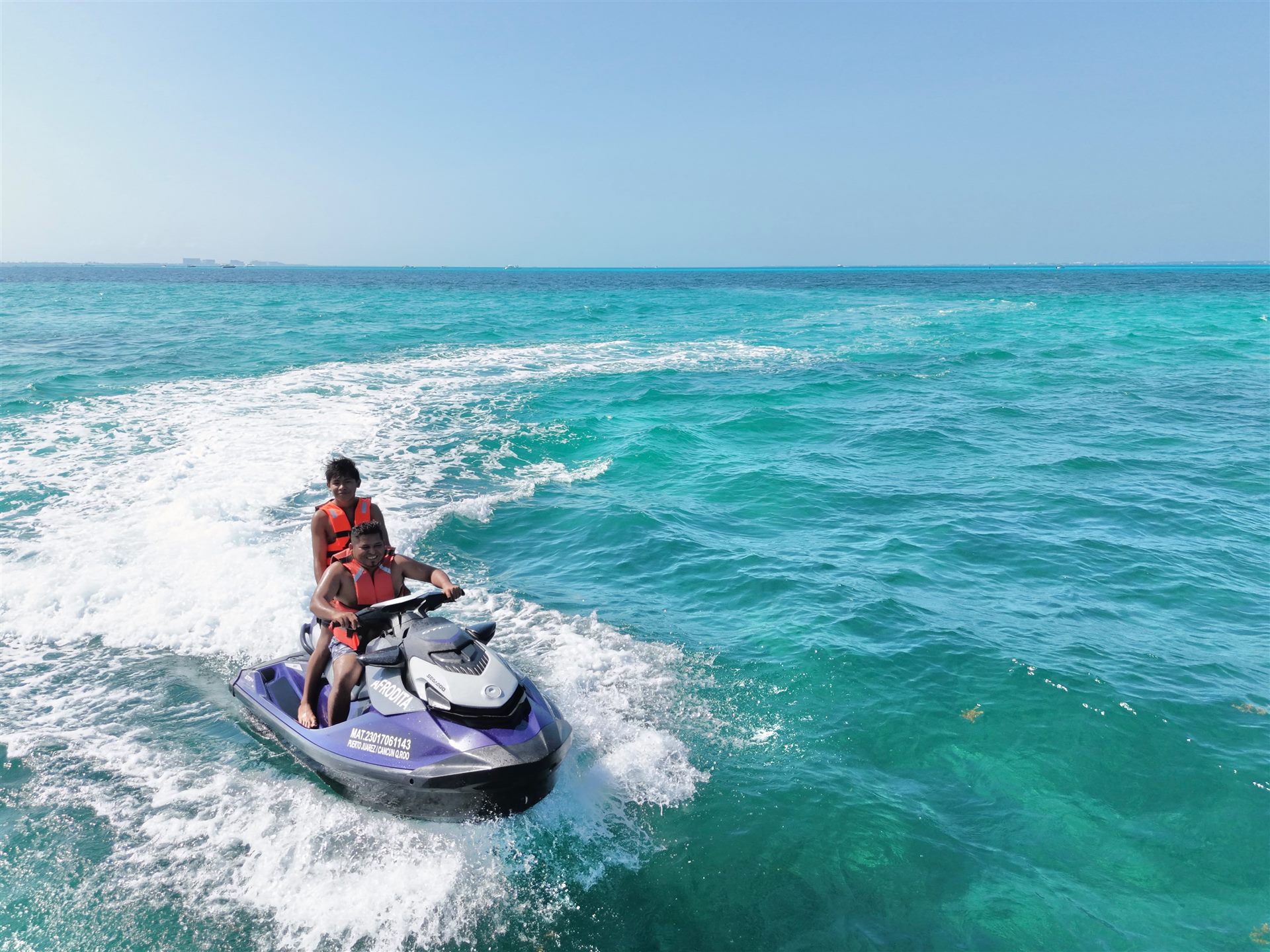 Pareja en moto acuatica en Cancun