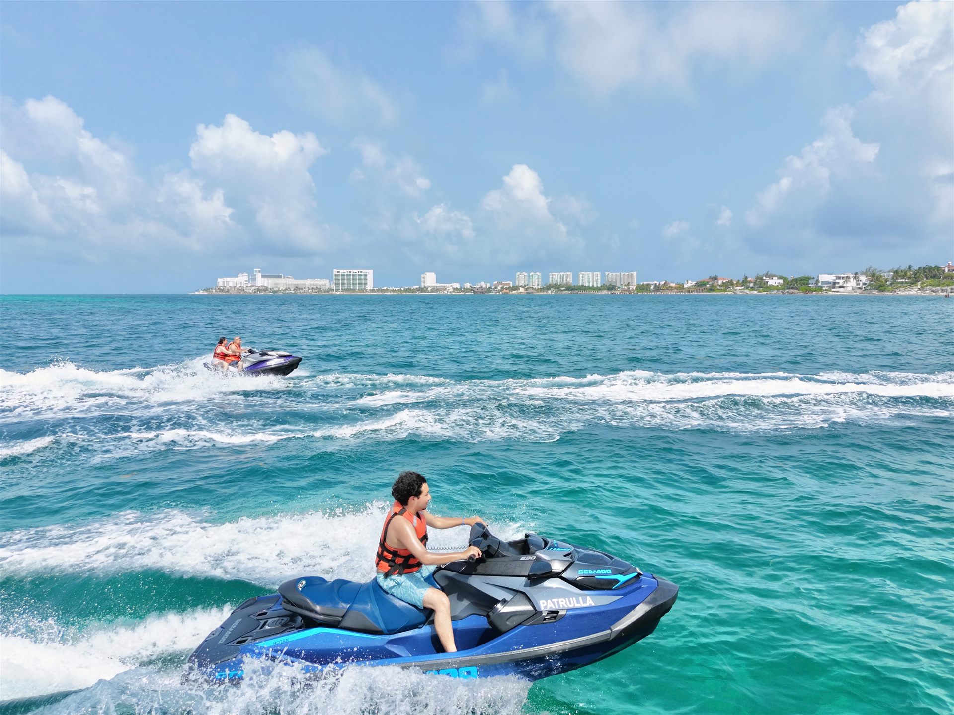 Pareja disfrutando una moto acuatica en Cancun