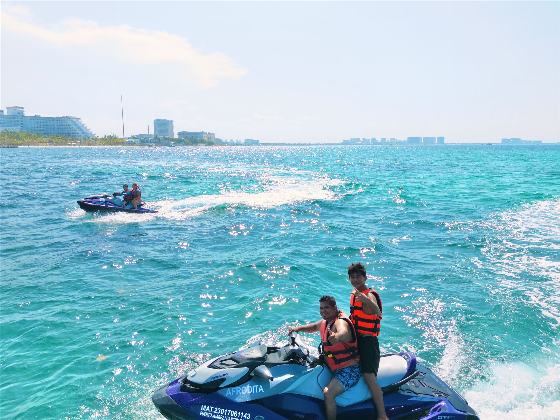 Pareja recorriendo la bahia en jet ski