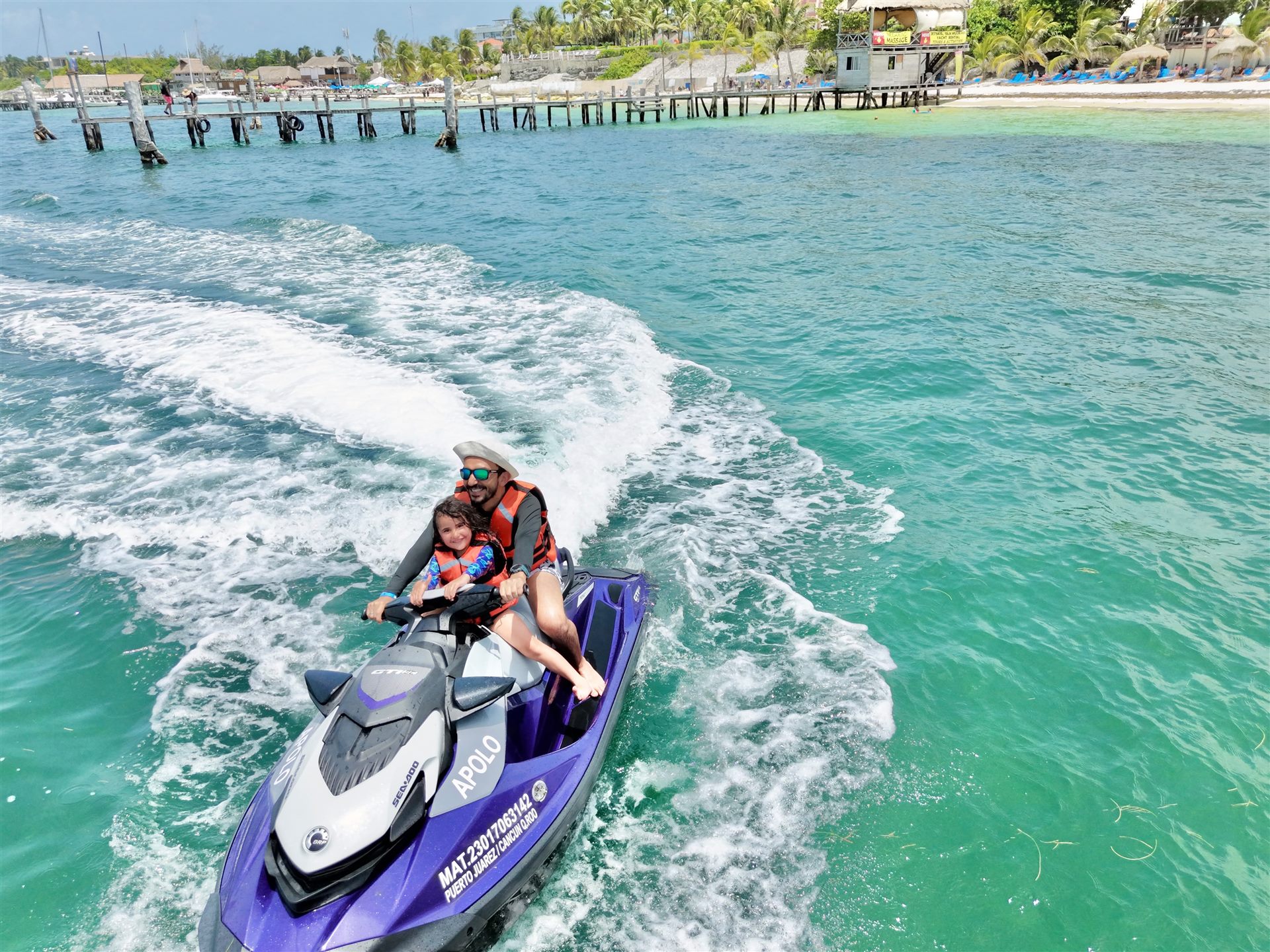Recorrido en jet ski sobre aguas turquesa