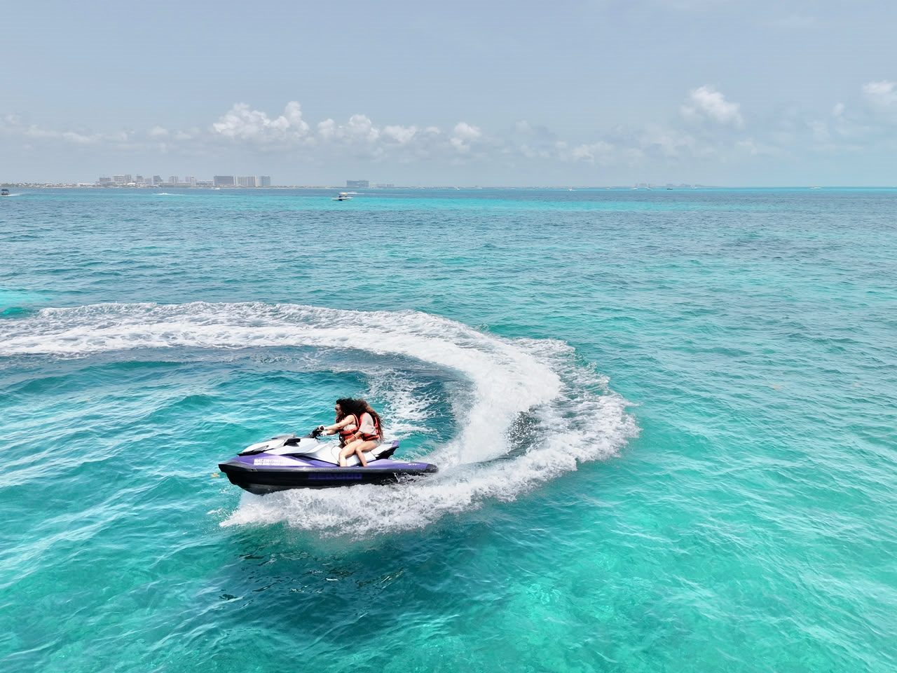 Clientes disfrutando una salida en jet ski